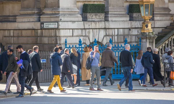 Λονδίνο Ιουνίου 2018 Επιχειρηματίες Και Εργάτες Γραφείων Που Περπατούν Στην — Φωτογραφία Αρχείου