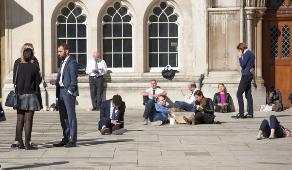 London Juni 2018 Geschäftsleute Und Büroangestellte Spazieren Der Mittagszeit Durch — Stockfoto