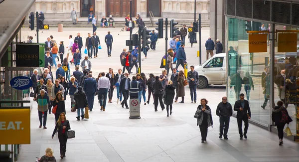 Londres Reino Unido Junio 2019 Grupo Personas Caminando Por Calle — Foto de Stock