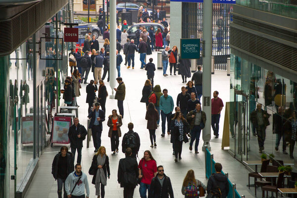 ЛОНДОН, Великобритания - 26 июня 2019 года: Группа людей, идущих по улице Виктория
. 