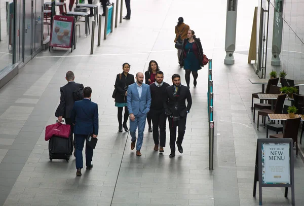 Londres Reino Unido Junio 2019 Grupo Personas Caminando Por Calle —  Fotos de Stock