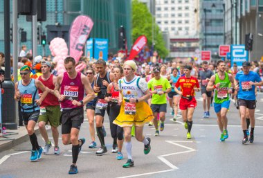 Londra, İngiltere - 23 Nisan 2019: Londra Maratonu'nda yarışan çok sayıda insan. Canary Wharf bölgesinde sporculara tezahürat yapanlar