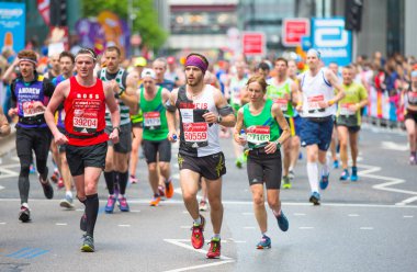 Londra, İngiltere - 23 Nisan 2019: Londra Maratonu'nda yarışan çok sayıda insan. Canary Wharf bölgesinde sporculara tezahürat yapanlar