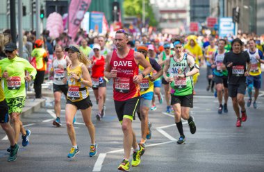 Londra, İngiltere - 23 Nisan 2019: Londra Maratonu'nda yarışan çok sayıda insan. Canary Wharf bölgesinde sporculara tezahürat yapanlar