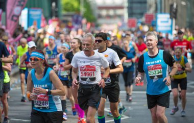 Londra, İngiltere - 23 Nisan 2019: Londra Maratonu'nda yarışan çok sayıda insan. Canary Wharf bölgesinde sporculara tezahürat yapanlar