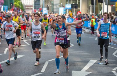Londra, İngiltere - 23 Nisan 2019: Londra Maratonu'nda yarışan çok sayıda insan. Canary Wharf bölgesinde sporculara tezahürat yapanlar
