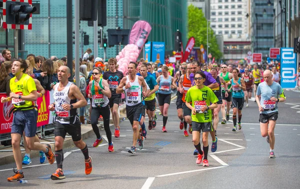 London April 2019 Lots People Running London Marathon People Cheering — Stock Photo, Image