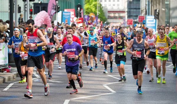 Λονδίνο Απριλίου 2019 Πολλοί Άνθρωποι Τρέχουν Στο Μαραθώνιο Του Λονδίνου — Φωτογραφία Αρχείου