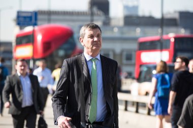 Londra, İngiltere - 8 Mayıs 2019: Canary Wharf meydanında yürüyen iş adamları, iş ve finans aryası. Modern yaşam kavramı