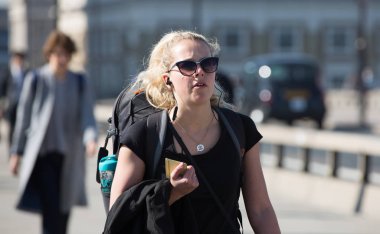 Su rengi efektlerinden yapılmış insan kafası. Suluboya dokulu toplama.