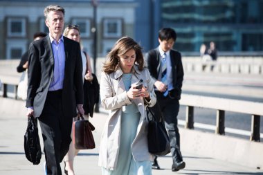 Londra, İngiltere - 8 Mayıs 2019: Canary Wharf meydanında yürüyen iş adamları, iş ve finans aryası. Modern yaşam kavramı