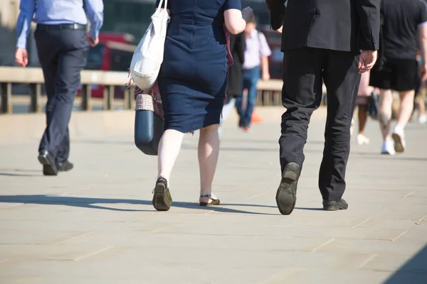 Londres Reino Unido Maio 2019 Empresários Caminhando Praça Canary Wharf — Fotografia de Stock