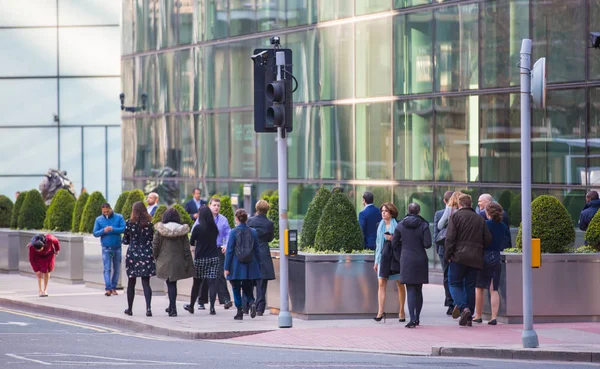 Londres Reino Unido Maio 2019 Empresários Caminhando Praça Canary Wharf — Fotografia de Stock