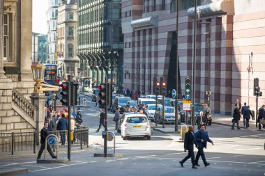 Londra, İngiltere - 15 Şubat 2017: Canary Wharf cadde görünümü ile iş adamları ve taşıma yolda yürürken lols. İş ve Londra modern yaşam