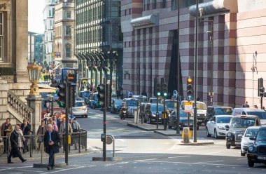 Londra, İngiltere - 15 Şubat 2017: Canary Wharf cadde görünümü ile iş adamları ve taşıma yolda yürürken lols. İş ve Londra modern yaşam