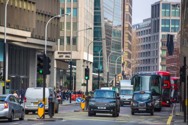 Londra, İngiltere - 15 Şubat 2017: Canary Wharf cadde görünümü ile iş adamları ve taşıma yolda yürürken lols. İş ve Londra modern yaşam