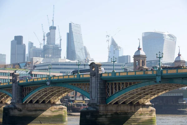 2018年4月19日 黑衣桥和伦敦金融城摩天大楼的背景 — 图库照片