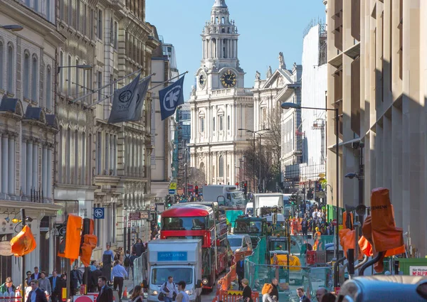 2017年3月15日 伦敦市 银行的街景与步行商务人士和交通在路上 伦敦的商业和现代生活 — 图库照片