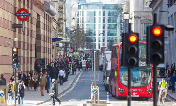 ロンドン イギリス 月15日 2017 ロンドンの街 Lols を持つ銀行のストリートビューと道路上の交通機関の移動 ロンドンのビジネスとモダンライフ — ストック写真