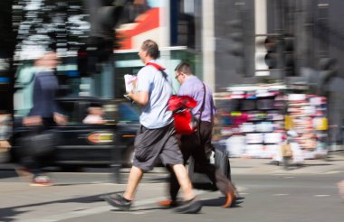 Londra, İngiltere - 9 Haziran 2019: Oxford caddesinde yürüyen insanların bulanık görüntü grubu, ana cadde ve butik alışverişiçin ana hedef. Nakliye çantalarını önemseyen insanlar.
