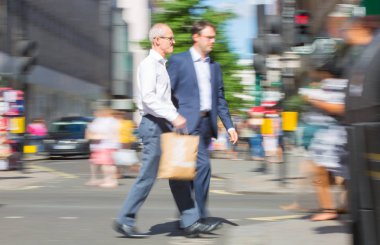 Londra, İngiltere - 9 Haziran 2019: Oxford caddesinde yürüyen insanların bulanık görüntü grubu, ana cadde ve butik alışverişiçin ana hedef. Nakliye çantalarını önemseyen insanlar.