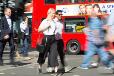 Londra, İngiltere - 9 Haziran 2019: Oxford caddesinde yürüyen insanların bulanık görüntü grubu, ana cadde ve butik alışverişiçin ana hedef. Nakliye çantalarını önemseyen insanlar.