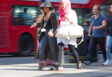 Londra, İngiltere - 9 Haziran 2019: Oxford caddesinde yürüyen insanların bulanık görüntü grubu, ana cadde ve butik alışverişiçin ana hedef. Nakliye çantalarını önemseyen insanlar.