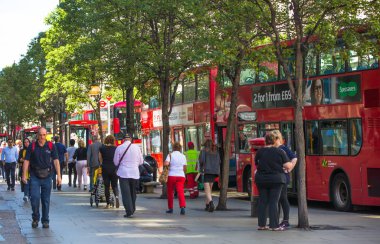 Londra, İngiltere - 9 Haziran 2019: Oxford caddesinde yürüyen insanların bulanık görüntü grubu, ana cadde ve butik alışverişiçin ana hedef. Nakliye çantalarını önemseyen insanlar.