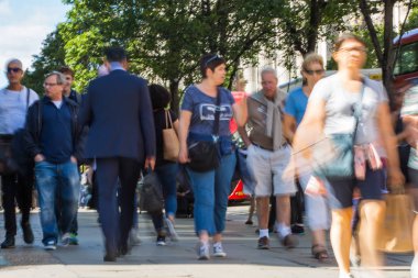 Londra, İngiltere - 9 Haziran 2019: Oxford caddesinde yürüyen insanların bulanık görüntü grubu, ana cadde ve butik alışverişiçin ana hedef. Nakliye çantalarını önemseyen insanlar.