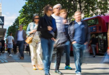 Londra, İngiltere - 9 Haziran 2019: Oxford caddesinde yürüyen insanların bulanık görüntü grubu, ana cadde ve butik alışverişiçin ana hedef. Nakliye çantalarını önemseyen insanlar.