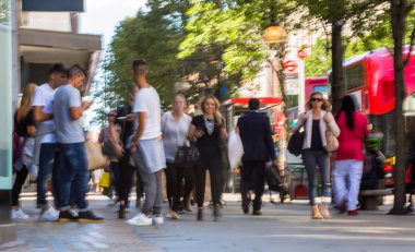 Londra, İngiltere - 9 Haziran 2019: Oxford caddesinde yürüyen insanların bulanık görüntü grubu, ana cadde ve butik alışverişiçin ana hedef. Nakliye çantalarını önemseyen insanlar.