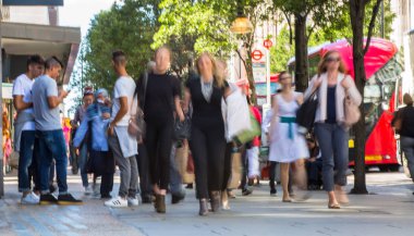 Londra, İngiltere - 8 Eylül 2018: West End London'da alışveriş için ana hedef olan Oxford caddesinde Red British çift katlı otobüs ve taksiler. Modern yaşam ve ulaşım konsepti