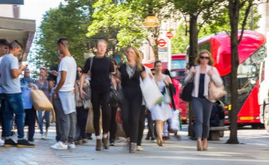 Londra, İngiltere - 9 Haziran 2019: Oxford caddesinde yürüyen insanların bulanık görüntü grubu, ana cadde ve butik alışverişiçin ana hedef. Nakliye çantalarını önemseyen insanlar.