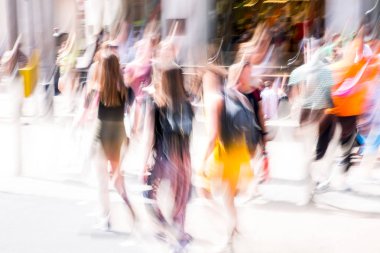 Londra, İngiltere - 8 Eylül 2018: West End London'da alışveriş için ana hedef olan Oxford caddesinde Red British çift katlı otobüs ve taksiler. Modern yaşam ve ulaşım konsepti