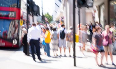 Londra, İngiltere - 26 Haziran 2019: Yaz günlerinde Regent sokağında yürüyen insanların güzel hareket bulanıklığı. Başkentin yoğun yaşamı.