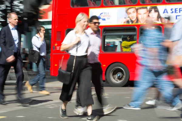 ロンドン 2019年6月9日 ハイストリートとブティックショッピングの主な目的地であるオックスフォード通りで歩く人々のぼやけた画像グループ 配送袋を気遣う人 — ストック写真