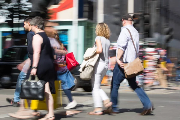 London Storbritannien Juni 2019 Suddig Bildgrupp Promenader Människor Oxford Street — Stockfoto