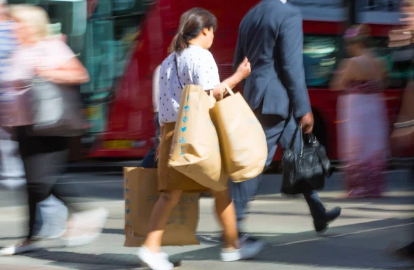 2019年6月9日 在牛津街 高街和精品购物的主要目的地 步行人群的模糊图像组 关心运输袋的人 — 图库照片