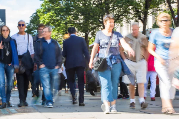 London Storbritannien Juni 2019 Suddig Bildgrupp Promenader Människor Oxford Street — Stockfoto