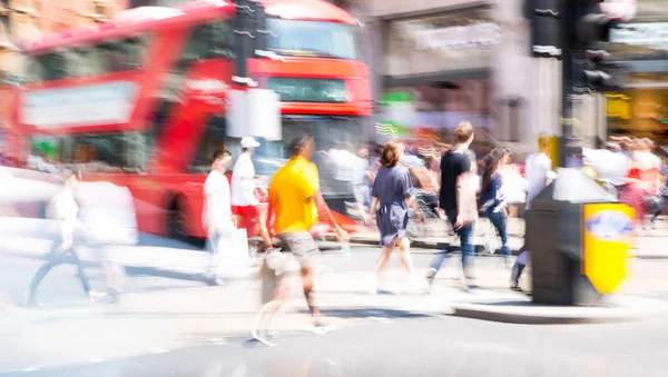 ロンドン 2019年6月26日 夏の日にリージェント通りを歩く人々の美しい動きのぼかし 首都の忙しい生活 — ストック写真