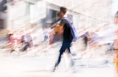 Londra, İngiltere - 26 Haziran 2019: Yaz günlerinde Regent sokağında yürüyen insanların güzel hareket bulanıklığı. Başkentin yoğun yaşamı.