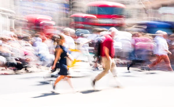 Londra, İngiltere - 26 Haziran 2019: Yaz günlerinde Regent sokağında yürüyen insanların güzel hareket bulanıklığı. Başkentin yoğun yaşamı.