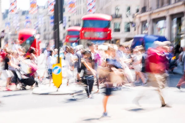 Londra, İngiltere - 26 Haziran 2019: Yaz günlerinde Regent sokağında yürüyen insanların güzel hareket bulanıklığı. Başkentin yoğun yaşamı.