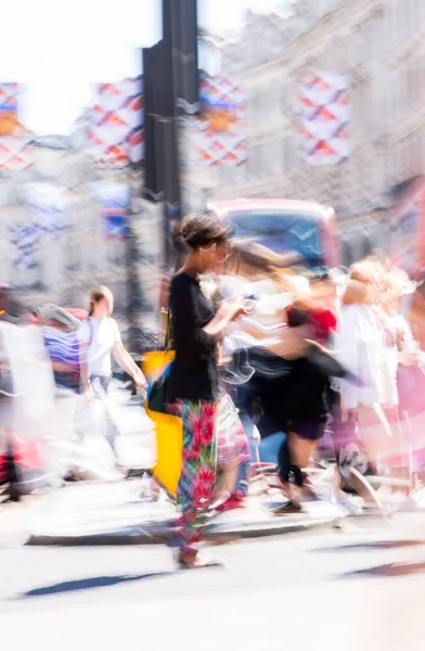 ロンドン 2019年6月26日 夏の日にリージェント通りを歩く人々の美しい動きのぼかし 首都の忙しい生活 — ストック写真