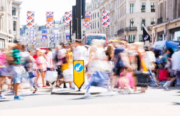 ロンドン 2019年6月26日 夏の日にリージェント通りを歩く人々の美しい動きのぼかし 首都の忙しい生活 — ストック写真