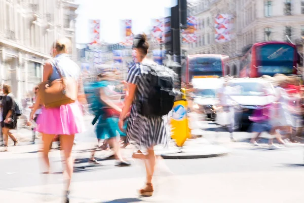 Londra, İngiltere - 26 Haziran 2019: Yaz günlerinde Regent sokağında yürüyen insanların güzel hareket bulanıklığı. Başkentin yoğun yaşamı.