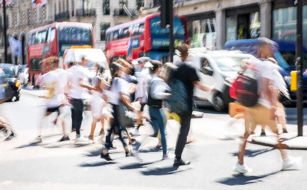 Londra, İngiltere - 26 Haziran 2019: Yaz günlerinde Regent sokağında yürüyen insanların güzel hareket bulanıklığı. Başkentin yoğun yaşamı.