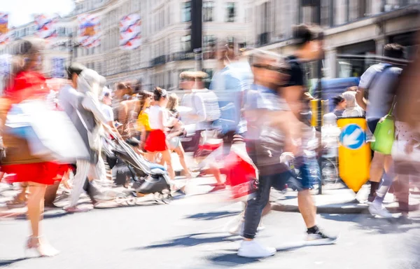 Londra, İngiltere - 26 Haziran 2019: Yaz günlerinde Regent sokağında yürüyen insanların güzel hareket bulanıklığı. Başkentin yoğun yaşamı.