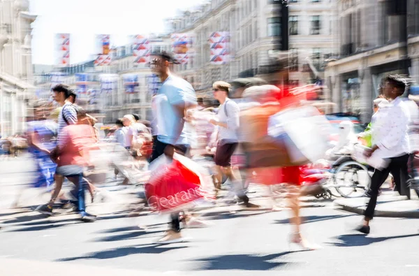 Londra, İngiltere - 26 Haziran 2019: Yaz günlerinde Regent sokağında yürüyen insanların güzel hareket bulanıklığı. Başkentin yoğun yaşamı.