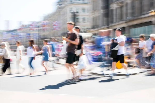 Londra, İngiltere - 26 Haziran 2019: Yaz günlerinde Regent sokağında yürüyen insanların güzel hareket bulanıklığı. Başkentin yoğun yaşamı.